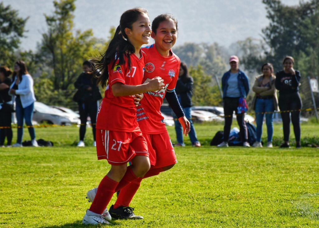 psicología en el futbol infantil base, niñas jugando futbol