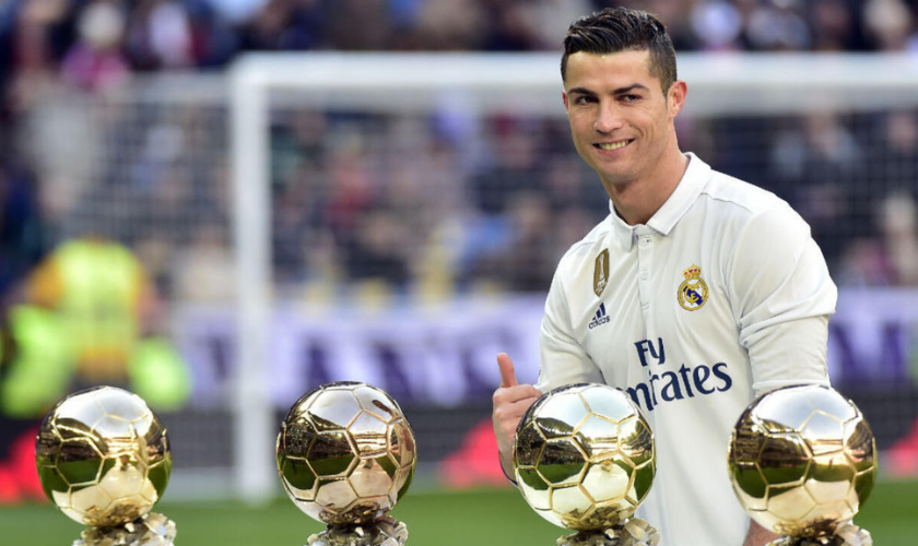 en esta imagen se muestra a cristiano ronaldo con sus balones de oro destacando su fortaleza mental